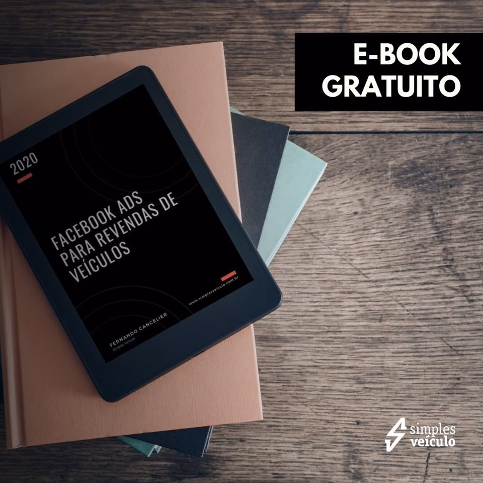 Tablet sobre livros com a capa do e-book gratuito Facebook Ads para revendas de veículos