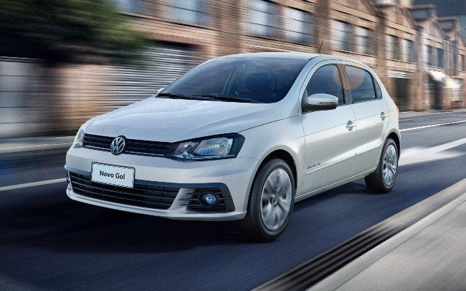 Hatch prata da Volkswagen em movimento numa rua da cidade