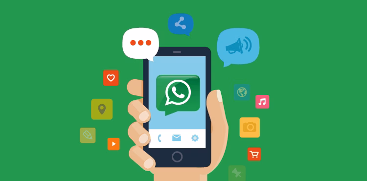Ilustração de mão segurando celular com o ícone do WhatsApp e balões de mensagem ao redor
