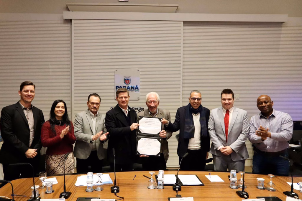 Assinatura da portaria que regulamenta o Renave no Paraná