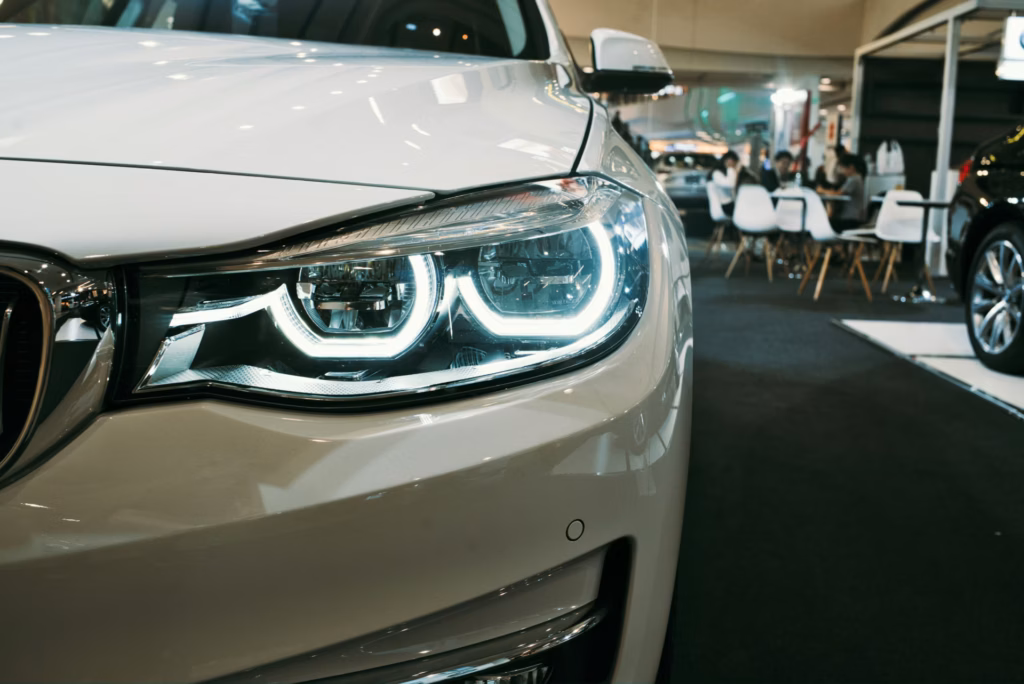 Close do farol de LED de um carro branco exposto em showroom